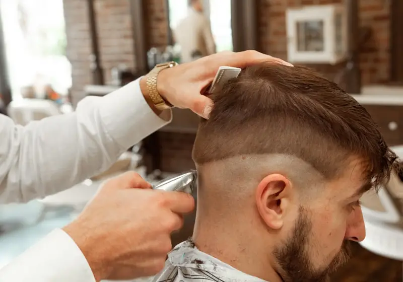 Barba a ser feita à navalha com toalha quente