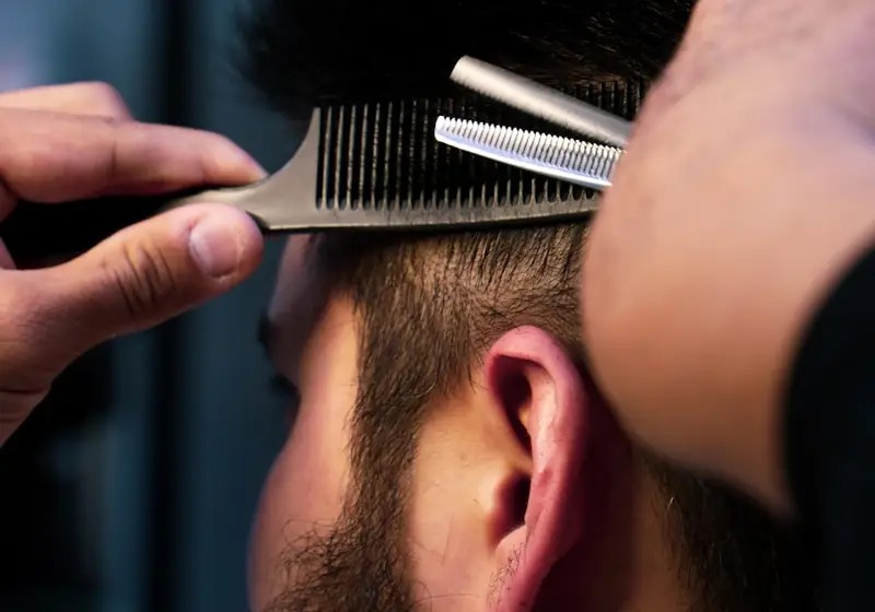 Cliente após corte e barba na barbearia Meking
